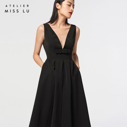【荆棘花园】AtelierMissLu设计师弧型V领黑色微光泽气质连衣裙/0000645 商品图1