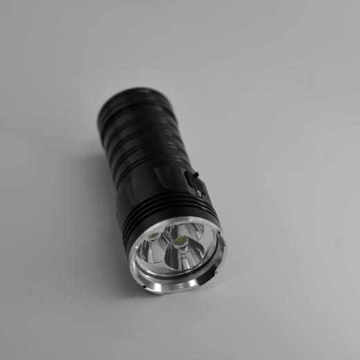 （七折清仓）应急手机USB充电，小巧便携强光持久照明18650手电筒 商品图6