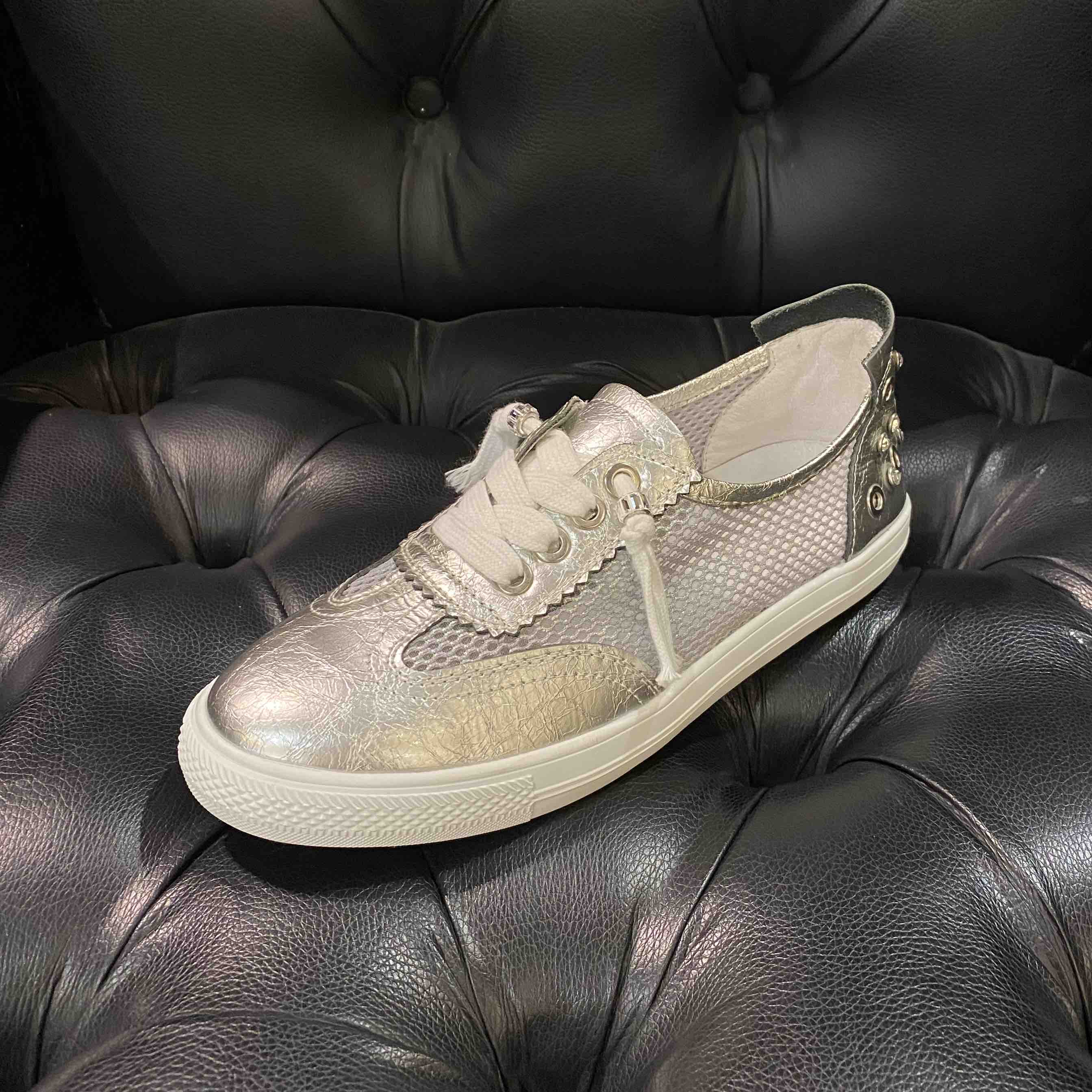 LFGJ 10401  平底网面真皮百搭学生铆钉镶钻休闲懒人女