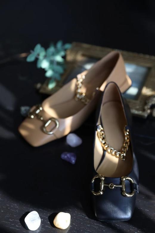 【断码特惠不退换】法式低跟方头链条皮鞋-甄选头层胎牛皮  内里鞋垫绵羊皮 柔软贴脚 含蓄方头 尽显温婉 精致马蹄扣 时髦百搭 黑棕两色 优雅秋日随心选 商品图0