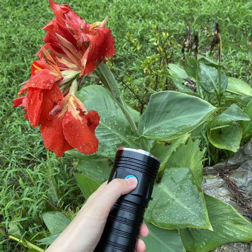 （七折清仓）应急手机USB充电，小巧便携强光持久照明18650手电筒 商品图1