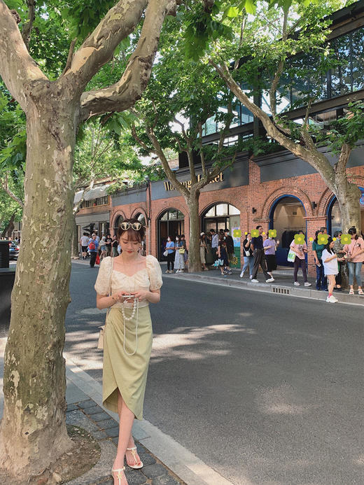 【金蘑菇菇 全城热恋】通勤约会大方领露锁骨小性感短上衣 商品图2