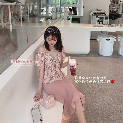 【金蘑菇菇 初恋50次】法式一字肩小心机露肩雪纺碎花上衣 商品图2