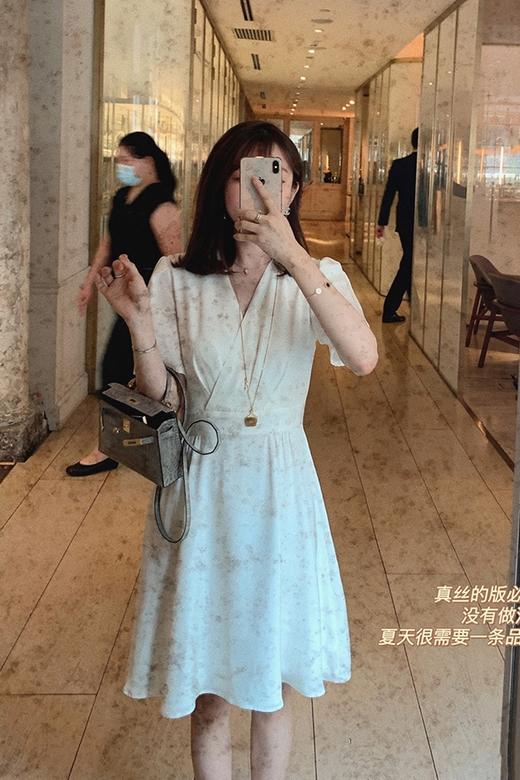 【特价断码 不退不换】【金蘑菇菇 荣宅女孩真丝裙】 简约日常v领修身连衣裙 商品图4