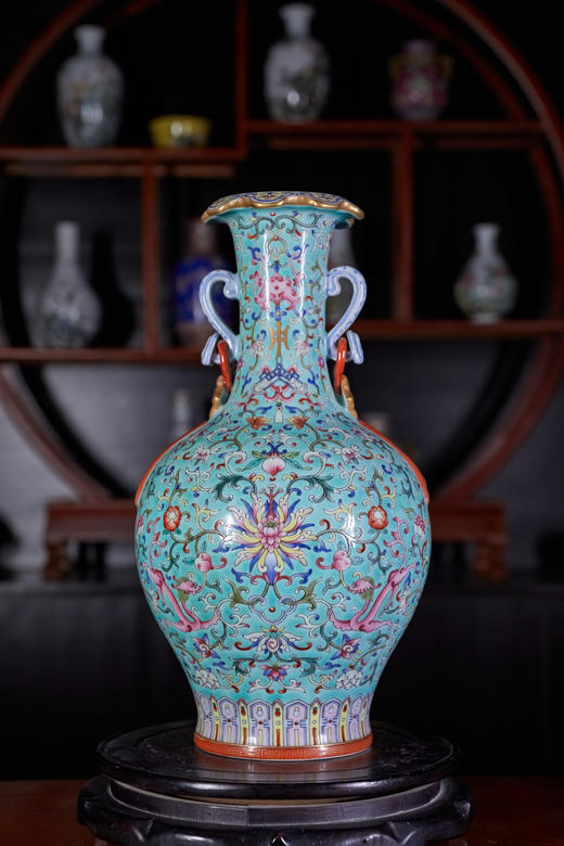 粉彩绿地勾莲纹如意耳瓶 商品图0