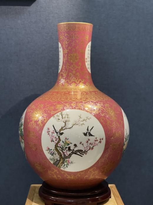 胭脂红扒花描金开窗花鸟天球瓶 商品图0