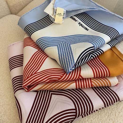 价值3750 一年四季的心头好！H家“24号赛道”福宝珍藏系列90*90cm丝巾 百分百真丝斜纹面料 摩登现代感十足 颜值和气质并存！太美了！ 商品图10