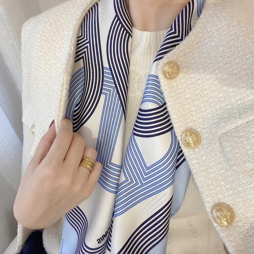 价值3750 一年四季的心头好！H家“24号赛道”福宝珍藏系列90*90cm丝巾 百分百真丝斜纹面料 摩登现代感十足 颜值和气质并存！太美了！ 商品图13