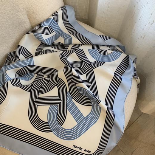 价值3750 一年四季的心头好！H家“24号赛道”福宝珍藏系列90*90cm丝巾 百分百真丝斜纹面料 摩登现代感十足 颜值和气质并存！太美了！ 商品图2