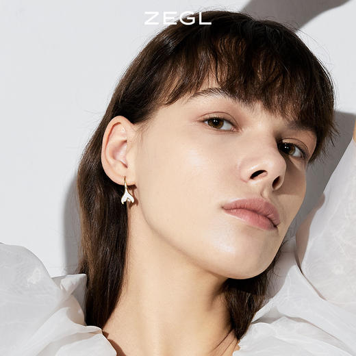 ZEGL设计师人造珍珠鱼尾耳钩款耳环女夏季小众耳钉气质高级感耳饰 商品图1