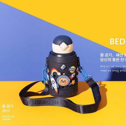 【品牌直发】【杯具熊洞洞杯系列儿童杯】保温杯 两杯盖 杯身浮雕 630ml 商品图5