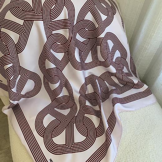 价值3750 一年四季的心头好！H家“24号赛道”福宝珍藏系列90*90cm丝巾 百分百真丝斜纹面料 摩登现代感十足 颜值和气质并存！太美了！ 商品图3