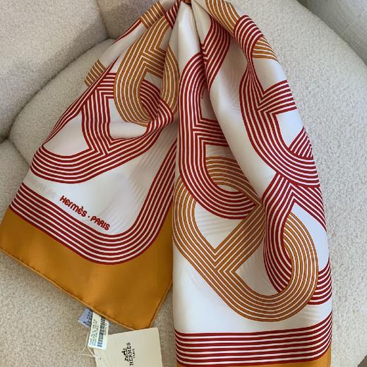 价值3750 一年四季的心头好！H家“24号赛道”福宝珍藏系列90*90cm丝巾 百分百真丝斜纹面料 摩登现代感十足 颜值和气质并存！太美了！ 商品图7