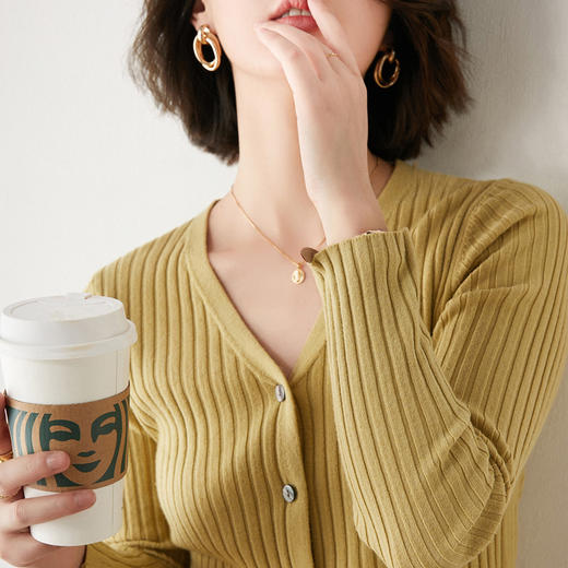 【99元两件!】时尚百搭 透气亲肤 细腻触感 视觉显瘦 多色可选 日式V领针织开衫 商品图2