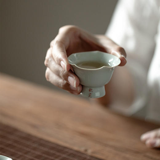束刻古青/高足花口杯/越冬 口径6.2cm 高4cm 满容30ml 四季良辰仿古青花诗文高足花口主人杯茶杯功夫茶具品茗杯 商品图3