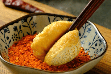  强烈安利！这款外焦里嫩、一咬流汁、入口即化的包浆小豆腐，蘸上辣椒简直了！ 