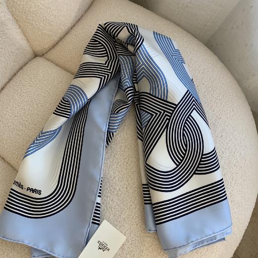 价值3750 一年四季的心头好！H家“24号赛道”福宝珍藏系列90*90cm丝巾 百分百真丝斜纹面料 摩登现代感十足 颜值和气质并存！太美了！ 商品图6