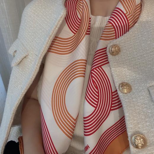 价值3750 一年四季的心头好！H家“24号赛道”福宝珍藏系列90*90cm丝巾 百分百真丝斜纹面料 摩登现代感十足 颜值和气质并存！太美了！ 商品图11