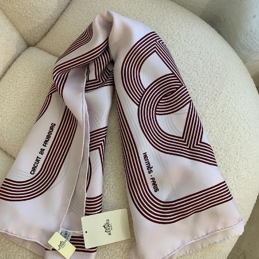 价值3750 一年四季的心头好！H家“24号赛道”福宝珍藏系列90*90cm丝巾 百分百真丝斜纹面料 摩登现代感十足 颜值和气质并存！太美了！ 商品图5