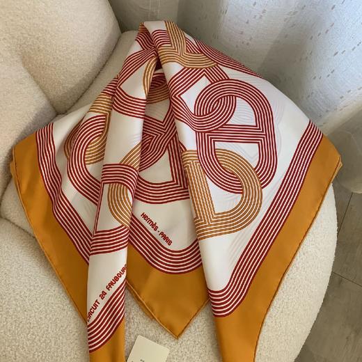价值3750 一年四季的心头好！H家“24号赛道”福宝珍藏系列90*90cm丝巾 百分百真丝斜纹面料 摩登现代感十足 颜值和气质并存！太美了！ 商品图4