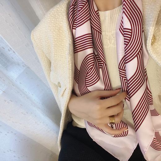 价值3750 一年四季的心头好！H家“24号赛道”福宝珍藏系列90*90cm丝巾 百分百真丝斜纹面料 摩登现代感十足 颜值和气质并存！太美了！ 商品图12