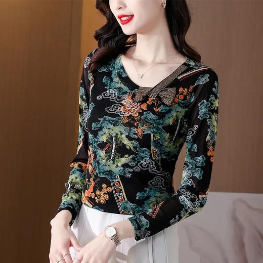 KQL 210H826秋季弹力V领镶钻修身显瘦减龄小衫【薄款】 商品图0