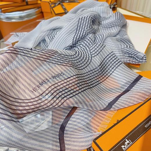 价值10000+ 原地封神！被美到心颤！H家猪鼻链元素雾霾空气蓝丝巾100cm*190cm 高规格桑蚕真丝 柔软丝滑 好打理 飘逸仙气让人有初恋般的意外心动！预售 商品图7