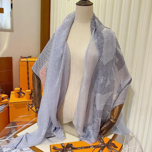 价值10000+ 原地封神！被美到心颤！H家猪鼻链元素雾霾空气蓝丝巾100cm*190cm 高规格桑蚕真丝 柔软丝滑 好打理 飘逸仙气让人有初恋般的意外心动！预售 商品图3