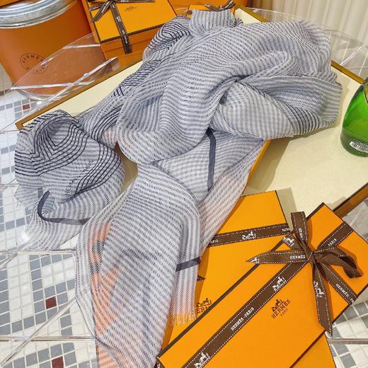 价值10000+ 原地封神！被美到心颤！H家猪鼻链元素雾霾空气蓝丝巾100cm*190cm 高规格桑蚕真丝 柔软丝滑 好打理 飘逸仙气让人有初恋般的意外心动！预售 商品图2