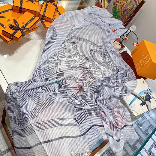 价值10000+ 原地封神！被美到心颤！H家猪鼻链元素雾霾空气蓝丝巾100cm*190cm 高规格桑蚕真丝 柔软丝滑 好打理 飘逸仙气让人有初恋般的意外心动！预售 商品图4