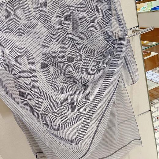 价值10000+ 原地封神！被美到心颤！H家猪鼻链元素雾霾空气蓝丝巾100cm*190cm 高规格桑蚕真丝 柔软丝滑 好打理 飘逸仙气让人有初恋般的意外心动！预售 商品图6