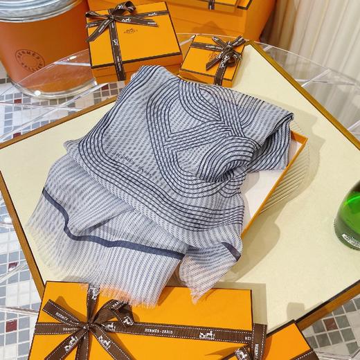 价值10000+ 原地封神！被美到心颤！H家猪鼻链元素雾霾空气蓝丝巾100cm*190cm 高规格桑蚕真丝 柔软丝滑 好打理 飘逸仙气让人有初恋般的意外心动！预售 商品图5