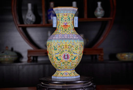 阳士琦：黄地粉彩图案六方贯耳瓶 商品图0