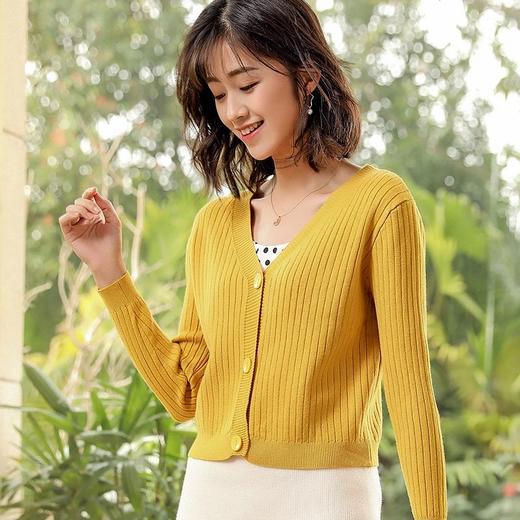 【初秋第1件针织衫❗️】V领百搭条纹针织开衫，修身显瘦，轻盈合体，柔软细腻，温柔高雅，清新流行色，极简主义，花样穿法，入秋气质外搭外套上衣 商品图2