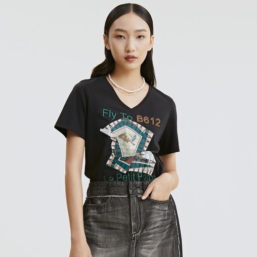 谜底T恤2021夏季字母印花钉珠V领合体棉质短袖上衣女213MT1733 商品图0