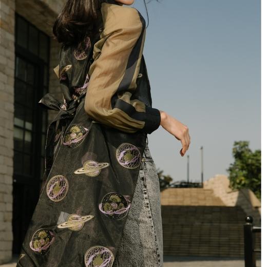 谜底风衣2021秋季新款高端扩皱星球印花中长款薄外套女213GE1794 商品图3