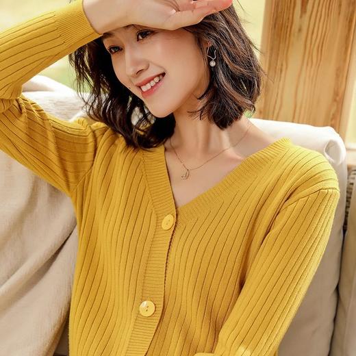 【初秋第1件针织衫❗️】V领百搭条纹针织开衫，修身显瘦，轻盈合体，柔软细腻，温柔高雅，清新流行色，极简主义，花样穿法，入秋气质外搭外套上衣 商品图1