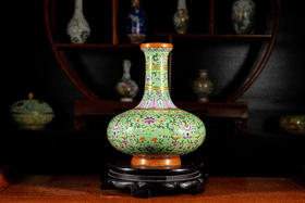 绿地粉彩缠枝莲扁肚瓶