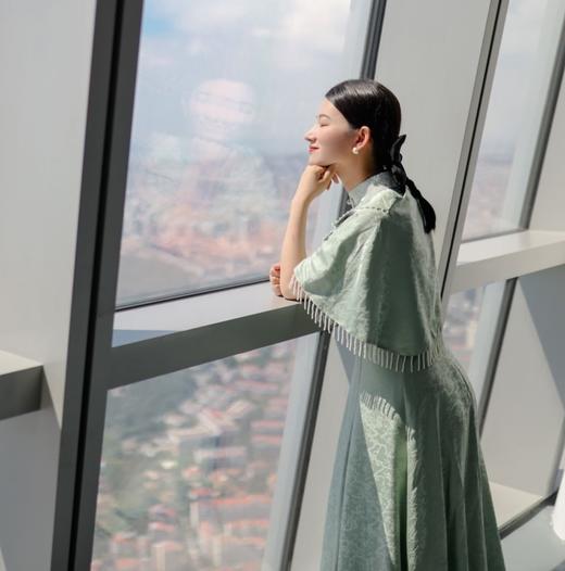 荷言HEYEN•碧荷月影【明星同款】真丝棉梅花织金提花缎+精致手工盘口+削肩双层礼服裙+点缀手工钉珠包边流苏外斗篷 商品图5