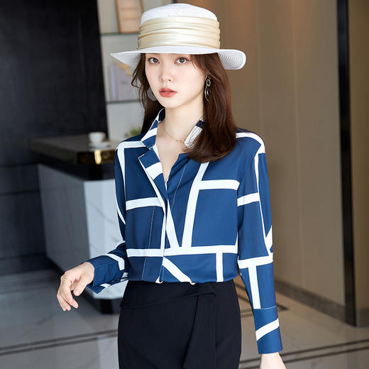 XZ-XZ-8080SY蓝白条纹衬衫女长袖设计感小众别致上衣宽松休闲V领雪纺衬衣秋季 商品图3