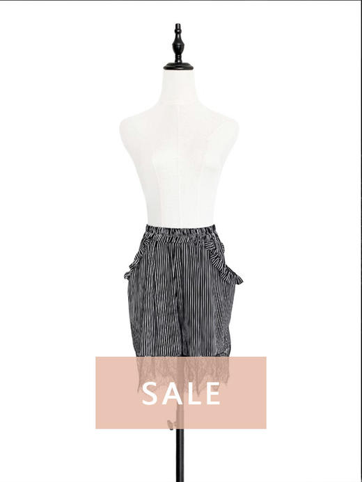 TYNVIE 花边袋口蕾丝拼接短裤 - 黑白细条纹 商品图0