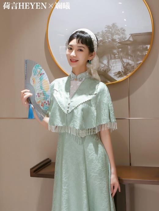 荷言HEYEN•碧荷月影【明星同款】真丝棉梅花织金提花缎+精致手工盘口+削肩双层礼服裙+点缀手工钉珠包边流苏外斗篷 商品图0