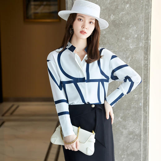 XZ-XZ-8080SY蓝白条纹衬衫女长袖设计感小众别致上衣宽松休闲V领雪纺衬衣秋季 商品图1