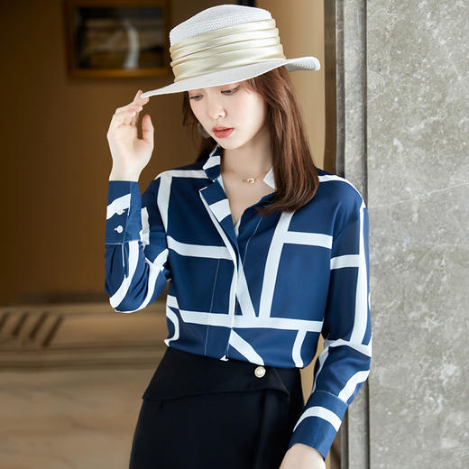 XZ-XZ-8080SY蓝白条纹衬衫女长袖设计感小众别致上衣宽松休闲V领雪纺衬衣秋季 商品图0