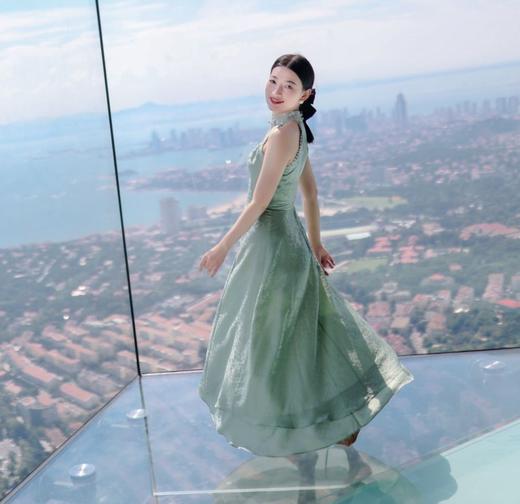 荷言HEYEN•碧荷月影【明星同款】真丝棉梅花织金提花缎+精致手工盘口+削肩双层礼服裙+点缀手工钉珠包边流苏外斗篷 商品图4