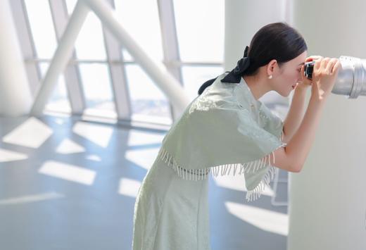 荷言HEYEN•碧荷月影【明星同款】真丝棉梅花织金提花缎+精致手工盘口+削肩双层礼服裙+点缀手工钉珠包边流苏外斗篷 商品图6