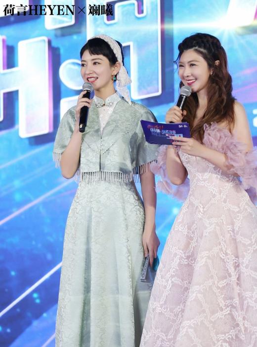 荷言HEYEN•碧荷月影【明星同款】真丝棉梅花织金提花缎+精致手工盘口+削肩双层礼服裙+点缀手工钉珠包边流苏外斗篷 商品图7