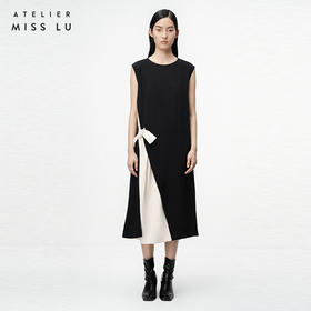 【奥萝拉】黑色拼缝米白蝴蝶结落肩宽松连衣裙/0000743A