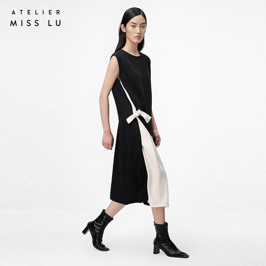 【奥萝拉】黑色拼缝米白蝴蝶结落肩宽松连衣裙/0000743A 商品图1