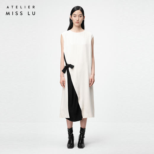 【奥萝拉】米白拼缝黑色蝴蝶结落肩宽松连衣裙/0000743 商品图0